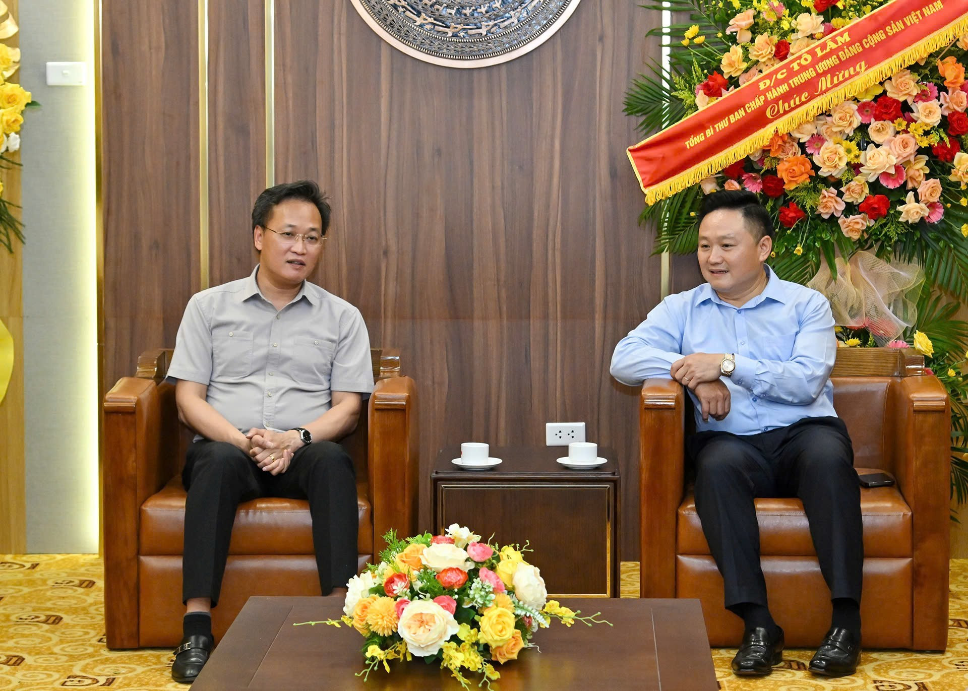 El redactor subjefe de este diario Phan Van Hung se reúne con delegados de Hung Yen. El redactor subjefe de este diario Phan Van Hung se reúne con delegados de Hung Yen.