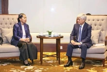 En la reunión entre Do Van Chien (derecha), miembro del Buró Político, secretario del Comité Central del Partido y presidente del Comité Central del Frente de la Patria de Vietnam, y Men Sam An, vicepresidente del Partido Popular de Camboya, presidenta del Consejo Nacional del Frente de Solidaridad para el Desarrollo de la Patria de Camboya (SFDCM) y presidenta de la Asociación de Amistad Camboya-Vietnam. (Foto: VNA)