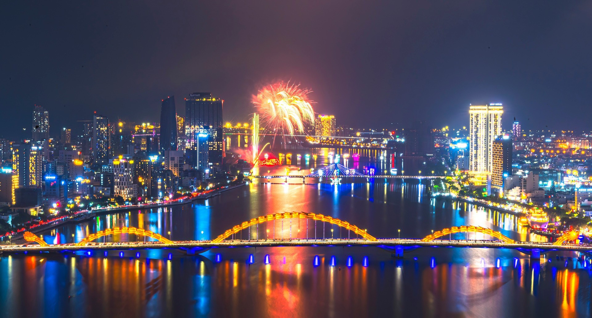Brilla en Da Nang espectáculo pirotécnico de la Fábrica Z121 de Vietnam
